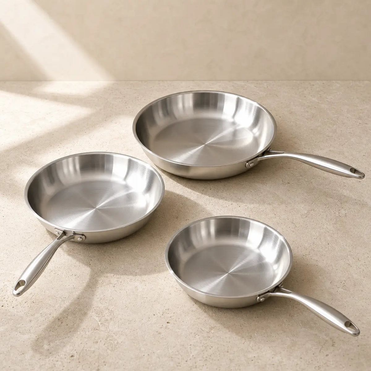 3 poêles inox sans PFAS Maison Beauclair sur plan de travail