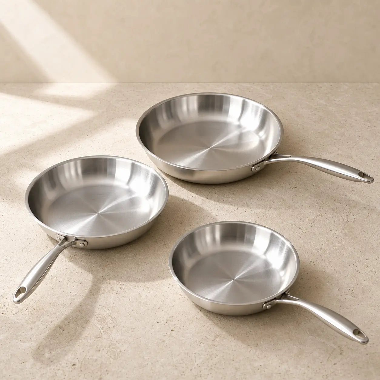 3 poêles inox sans PFAS Maison Beauclair sur plan de travail